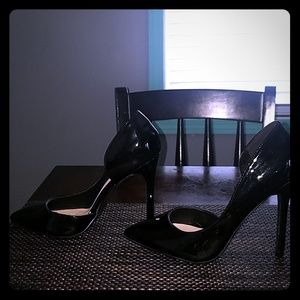 Black pumps